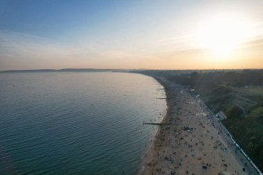 Birçok insanın Bournemouth Sandy Sahili 'nde geçirdiği sıcak yaz gününün tadını çıkartıyor. En Güzel Turist Çekimi İHA 'nın Kamerasıyla 9 Eylül 2023' te İngiltere 'de çekildi.