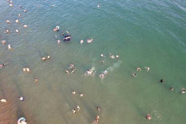 Birçok insanın Bournemouth Sandy Sahili 'nde geçirdiği sıcak yaz gününün tadını çıkartıyor. En Güzel Turist Çekimi İHA 'nın Kamerasıyla 9 Eylül 2023' te İngiltere 'de çekildi.