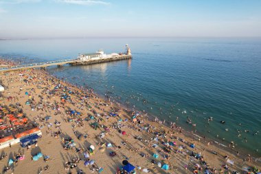 Birçok insanın Bournemouth Sandy Sahili 'nde geçirdiği sıcak yaz gününün tadını çıkartıyor. En Güzel Turist Çekimi İHA 'nın Kamerasıyla 9 Eylül 2023' te İngiltere 'de çekildi.