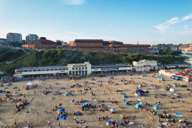 Birçok insanın Bournemouth Sandy Sahili 'nde geçirdiği sıcak yaz gününün tadını çıkartıyor. En Güzel Turist Çekimi İHA 'nın Kamerasıyla 9 Eylül 2023' te İngiltere 'de çekildi.