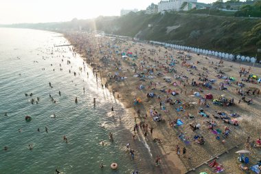 Birçok insanın Bournemouth Sandy Sahili 'nde geçirdiği sıcak yaz gününün tadını çıkartıyor. En Güzel Turist Çekimi İHA 'nın Kamerasıyla 9 Eylül 2023' te İngiltere 'de çekildi.