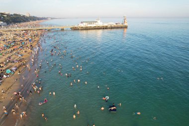 Birçok insanın Bournemouth Sandy Sahili 'nde geçirdiği sıcak yaz gününün tadını çıkartıyor. En Güzel Turist Çekimi İHA 'nın Kamerasıyla 9 Eylül 2023' te İngiltere 'de çekildi.