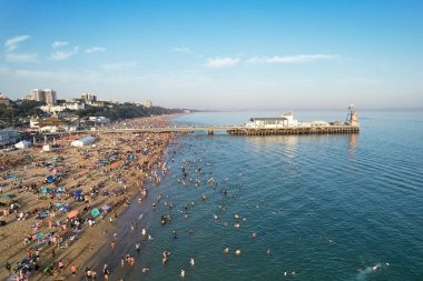 Birçok insanın Bournemouth Sandy Sahili 'nde geçirdiği sıcak yaz gününün tadını çıkartıyor. En Güzel Turist Çekimi İHA 'nın Kamerasıyla 9 Eylül 2023' te İngiltere 'de çekildi.