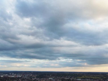 Luton şehri İngiltere 'de bulutlarla kaplı Güzel ve Dramatik Gökyüzü Yüksek Açı Görünümü