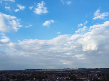 Luton şehri İngiltere 'de bulutlarla kaplı Güzel ve Dramatik Gökyüzü Yüksek Açı Görünümü