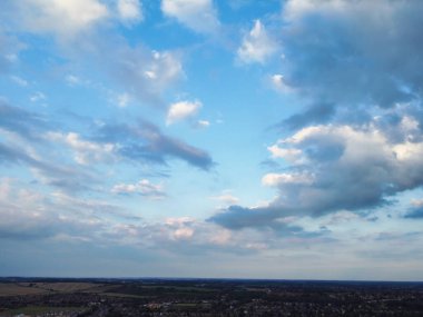 Luton şehri İngiltere 'de bulutlarla kaplı Güzel ve Dramatik Gökyüzü Yüksek Açı Görünümü