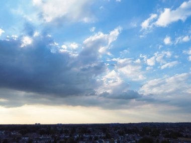 Luton şehri İngiltere 'de bulutlarla kaplı Güzel ve Dramatik Gökyüzü Yüksek Açı Görünümü