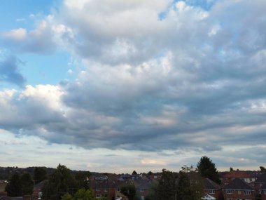 Luton şehri İngiltere 'de bulutlarla kaplı Güzel ve Dramatik Gökyüzü Yüksek Açı Görünümü