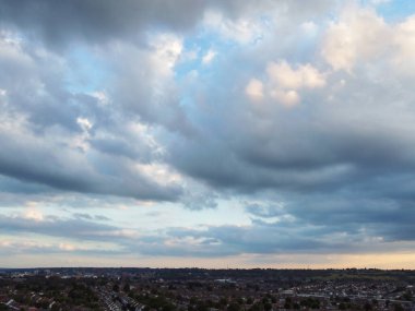 Luton şehri İngiltere 'de bulutlarla kaplı Güzel ve Dramatik Gökyüzü Yüksek Açı Görünümü