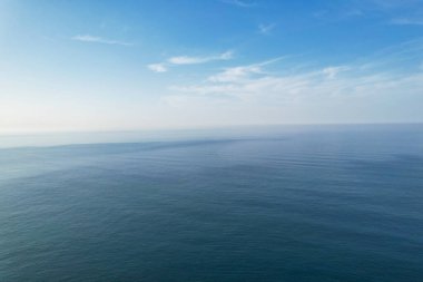 İngiltere 'nin en güzel yüksek açılı İngiliz manzarası ve Durdle Door Sahili Büyük Britanya manzarası. Görüntüler Drone 'un kamerasıyla 9 Eylül 2023' te çekildi.