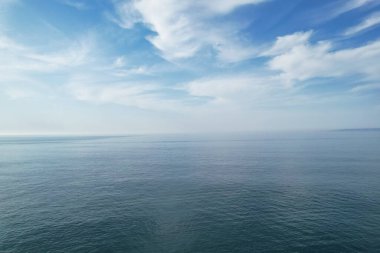 İngiltere 'nin en güzel yüksek açılı İngiliz manzarası ve Durdle Door Sahili Büyük Britanya manzarası. Görüntüler Drone 'un kamerasıyla 9 Eylül 2023' te çekildi.