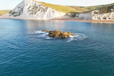 İngiltere 'nin en güzel yüksek açılı İngiliz manzarası ve Durdle Door Sahili Büyük Britanya manzarası. 9 Eylül 2023 'te Drone' un kamerasıyla yakalanmış.