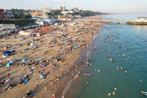 Birçok insanın Bournemouth Sandy Sahili 'nde geçirdiği sıcak yaz gününün tadını çıkartıyor. En Güzel Turist Çekimi İHA 'nın Kamerasıyla 9 Eylül 2023' te İngiltere 'de çekildi.