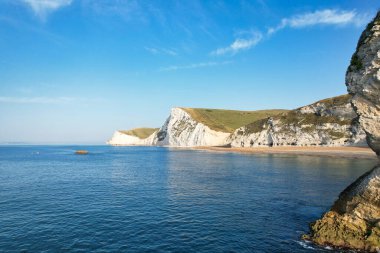 İngiltere 'nin en güzel yüksek açılı İngiliz manzarası ve Durdle Door Sahili Büyük Britanya manzarası. 9 Eylül 2023 'te Drone' un kamerasıyla yakalanmış.