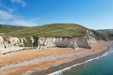 İngiltere 'nin en güzel yüksek açılı İngiliz manzarası ve Durdle Door Sahili Büyük Britanya manzarası. Görüntüler Drone 'un kamerasıyla 9 Eylül 2023' te çekildi.