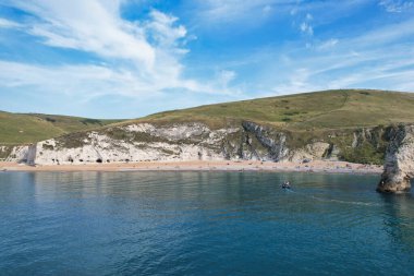 İngiltere 'nin en güzel yüksek açılı İngiliz manzarası ve Durdle Door Sahili Büyük Britanya manzarası. 9 Eylül 2023 'te Drone' un kamerasıyla yakalanmış.