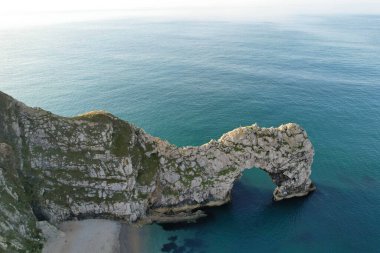 İngiltere 'nin en güzel yüksek açılı İngiliz manzarası ve Durdle Door Sahili Büyük Britanya manzarası. 9 Eylül 2023 'te Drone' un kamerasıyla yakalanmış.