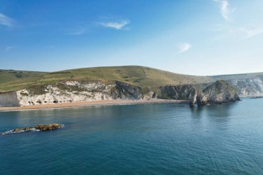İngiltere 'nin en güzel yüksek açılı İngiliz manzarası ve Durdle Door Sahili Büyük Britanya manzarası. 9 Eylül 2023 'te Drone' un kamerasıyla yakalanmış.
