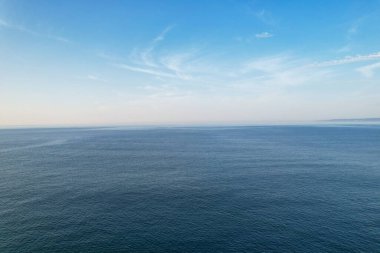 İngiltere 'nin en güzel yüksek açılı İngiliz manzarası ve Durdle Door Sahili Büyük Britanya manzarası. Görüntüler Drone 'un kamerasıyla 9 Eylül 2023' te çekildi.