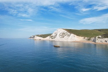 İngiltere 'nin en güzel yüksek açılı İngiliz manzarası ve Durdle Door Sahili Büyük Britanya manzarası. 9 Eylül 2023 'te Drone' un kamerasıyla yakalanmış.