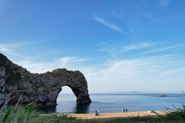 İngiltere 'nin en güzel yüksek açılı İngiliz manzarası ve Durdle Door Sahili Büyük Britanya manzarası. 9 Eylül 2023 'te Drone' un kamerasıyla yakalanmış.