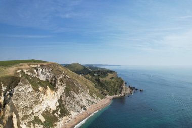 İngiltere 'nin en güzel yüksek açılı İngiliz manzarası ve Durdle Door Sahili Büyük Britanya manzarası. 9 Eylül 2023 'te Drone' un kamerasıyla yakalanmış.