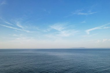 İngiltere 'nin en güzel yüksek açılı İngiliz manzarası ve Durdle Door Sahili Büyük Britanya manzarası. Görüntüler Drone 'un kamerasıyla 9 Eylül 2023' te çekildi.