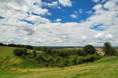 İngiltere 'nin Luton City yakınlarındaki Sharpenhoe Alkışlayıcıları' ndaki İngiliz Kırsal Bölgesi 'nin en güzel Yüksek Açılı Manzarası. Fotoğraf 15 Ağustos 2023 'te çekilmiştir.