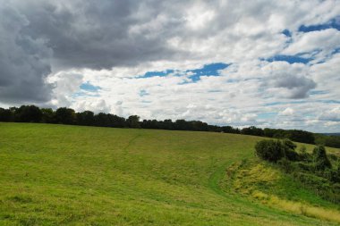 İngiltere 'nin Luton City yakınlarındaki Sharpenhoe Alkışlayıcıları' ndaki İngiliz Kırsal Bölgesi 'nin en güzel Yüksek Açılı Manzarası. Fotoğraf 15 Ağustos 2023 'te çekilmiştir.