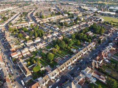 İngiltere 'nin Luton şehrinin üzerinde, Farley Hills' te bulunan İngiliz Şehri ve Residential District 'in hava görüntüsü. 7 Eylül 2023