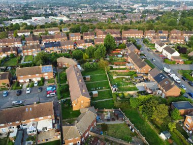 İngiltere 'nin Luton şehrinin üzerinde, Farley Hills' te bulunan İngiliz Şehri ve Residential District 'in hava görüntüsü. 7 Eylül 2023