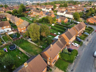 İngiltere 'nin Luton şehrinin üzerinde, Farley Hills' te bulunan İngiliz Şehri ve Residential District 'in hava görüntüsü. 7 Eylül 2023