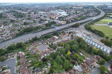 İngiltere 'nin Luton şehrinin üzerinde, Farley Hills' te bulunan İngiliz Şehri ve Residential District 'in hava görüntüsü. 7 Eylül 2023
