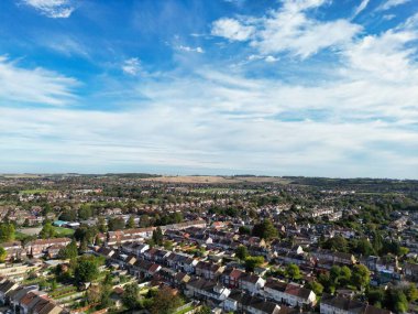 İngiltere 'nin Luton şehrinde dramatik gökyüzü ve bulutlar görülüyor.