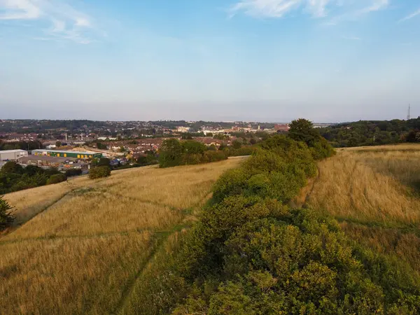 İngiltere 'nin Luton şehrinin üzerinde, Farley Hills' te bulunan İngiliz Şehri ve Residential District 'in hava görüntüsü. 7 Eylül 2023