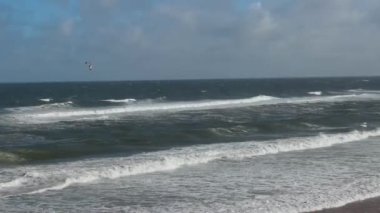 İngiltere 'nin Northumberland Okyanusu ve Sahili üzerinde sörf yapan yüksek açılı uçurtma görüntüsü. Görüntü İHA 'nın Kamerasıyla 24 Ocak 2021' de kaydedildi.