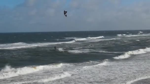 英国诺森伯兰海滩和海洋上空风筝冲浪的高角度镜头 影片是2021年1月24日用无人机拍摄的 — 图库视频影像