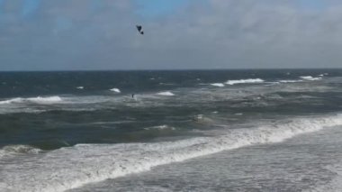 İngiltere 'nin Northumberland Okyanusu ve Sahili üzerinde sörf yapan yüksek açılı uçurtma görüntüsü. Görüntü İHA 'nın Kamerasıyla 24 Ocak 2021' de kaydedildi.