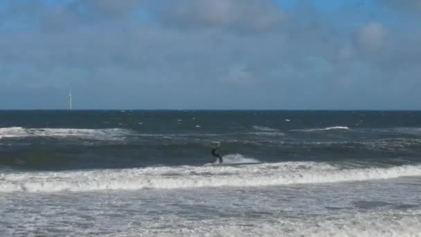 Högvinkelfilm Med Kitesurfing Över Stranden Och Northumberland England Filmen Togs — Stockvideo