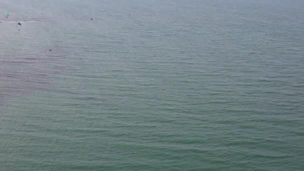 Висококутні Кадри Kite Серфінг Над Пляжем Океаном Нортумберленду Англія Великобританія — стокове відео