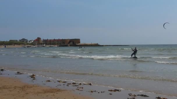 High Angle Beelden Van Kitesurfen Boven Beach Ocean Northumberland England — Stockvideo