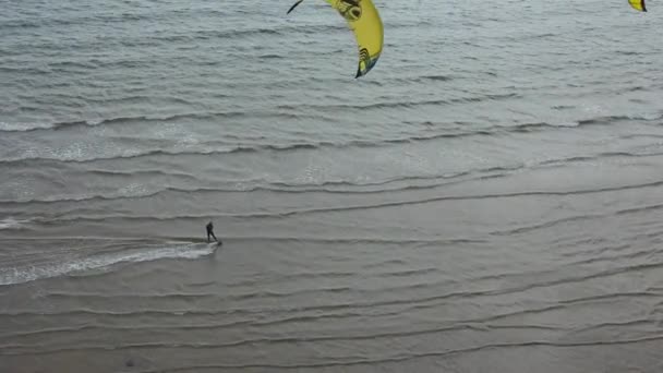 High Angle Nagranie Kitesurfingu Nad Plażą Oceanem Northumberland Anglia Nagranie — Wideo stockowe