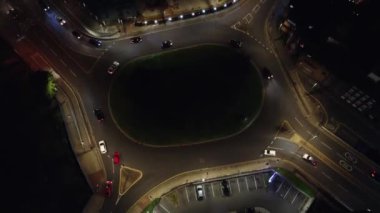 İngiltere 'nin Aydınlanmış Merkezi Luton Kasabası Büyük Britanya' nın Hava Hızı Görüntüsü. İHA 'nın kamerasıyla 1 Eylül 2023' te gün batımından ve Gece Yarısı 'ndan sonra şehir merkezi görüntüsü kaydedildi.