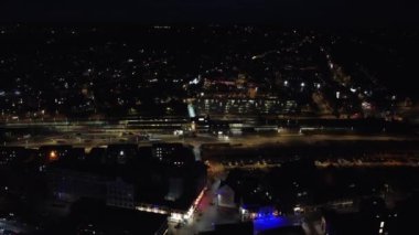 İngiltere 'nin Aydınlanmış Merkezi Luton Kasabası Büyük Britanya' nın Hava Hızı Görüntüsü. İHA 'nın kamerasıyla 1 Eylül 2023' te gün batımından ve Gece Yarısı 'ndan sonra şehir merkezi görüntüsü kaydedildi.