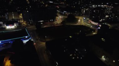 İngiltere 'nin Aydınlanmış Merkezi Luton Kasabası Büyük Britanya' nın Hava Hızı Görüntüsü. İHA 'nın kamerasıyla 1 Eylül 2023' te gün batımından ve Gece Yarısı 'ndan sonra şehir merkezi görüntüsü kaydedildi.