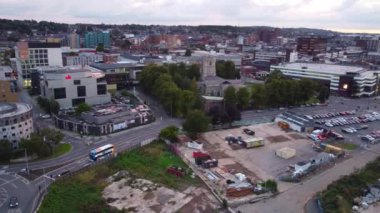 İngiltere 'nin Luton şehrinin yüksek açılı hızlandırılmış görüntüleri İngiltere' de. Şehir merkezindeki kamera 2 Eylül 2023 'te Drone' un kamerasıyla günbatımında çekildi..