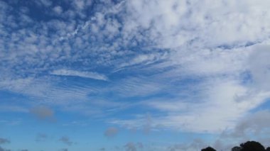 Parlak Bulutlu ve Rüzgarlı bir günde İngiltere 'nin Luton şehrinde hızlı hareket eden bulutlarla Yüksek Açı Güzel ve Dramatik Gökyüzü Görünümü