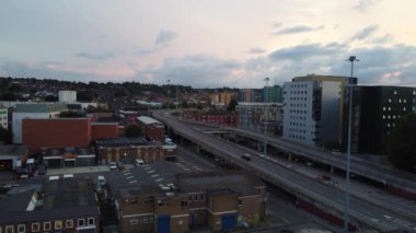 İngiltere 'nin Luton şehrinin yüksek açılı hızlandırılmış görüntüleri İngiltere' de. Şehir merkezindeki kamera 2 Eylül 2023 'te Drone' un kamerasıyla günbatımında çekildi..