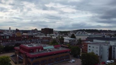 İngiltere 'nin merkez Luton şehrinin yüksek açılı görüntüsü. Şehir merkezindeki kamera 1 Eylül 2023 'te gün batımında Drone' un kamerasıyla çekildi..