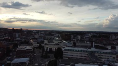 İngiltere 'nin merkez Luton şehrinin yüksek açılı görüntüsü. Şehir merkezindeki kamera 1 Eylül 2023 'te gün batımında Drone' un kamerasıyla çekildi..
